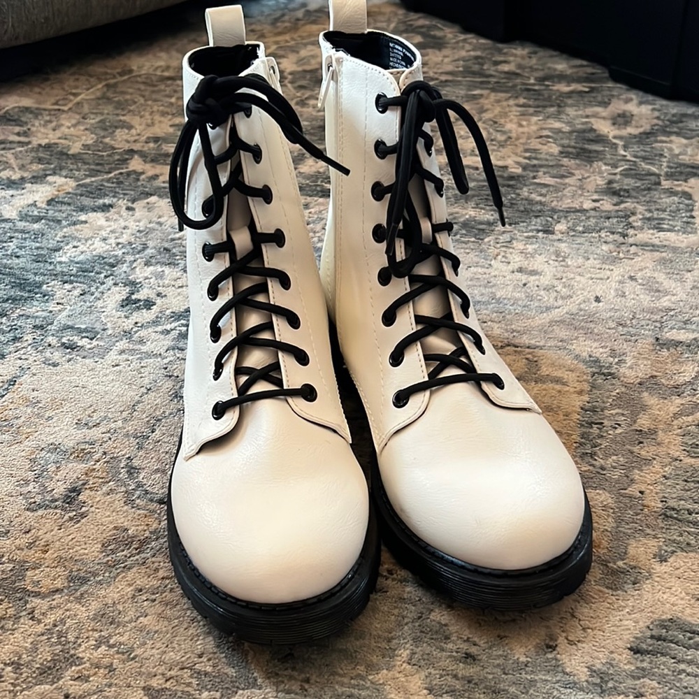 Time and Tru White lace up boots size 10 NWOT